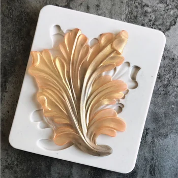 Европейският перлено бял модел, венчелистче, украса на тортата от папратови листа, под формата на течен силикагел, захар на бучки глина