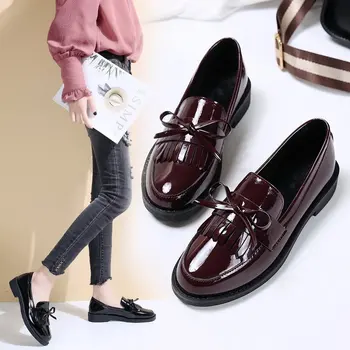 Черни Дамски лоферы от лачена кожа, Дамски Обувки без шнур на Платформата, Новост 2022 година, Пролетно Ежедневни дамски обувки на плоска подметка с Пискюли в британски стил